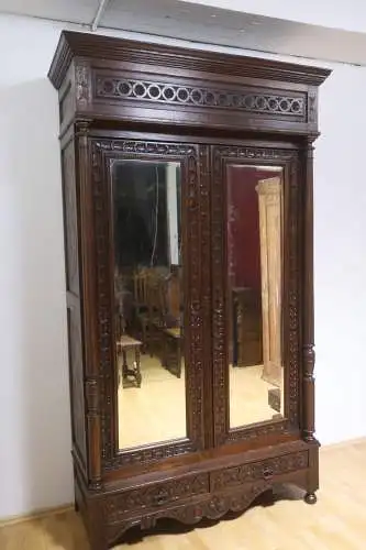 Kleiderschrank Schlafzimmerschrank  Schnitzereien Antik ca. 19 Jh.