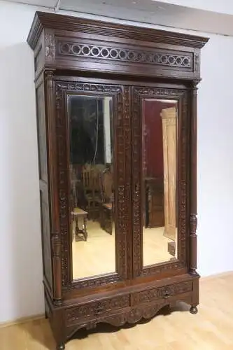 Kleiderschrank Schlafzimmerschrank  Schnitzereien Antik ca. 19 Jh.