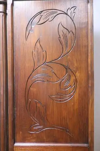 Kleiderschrank Schlafzimmerschrank  Schnitzereien Antik ca. 19 Jh.