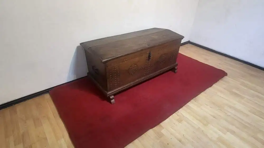 Truhe antik Anno 1729 Orginal 1