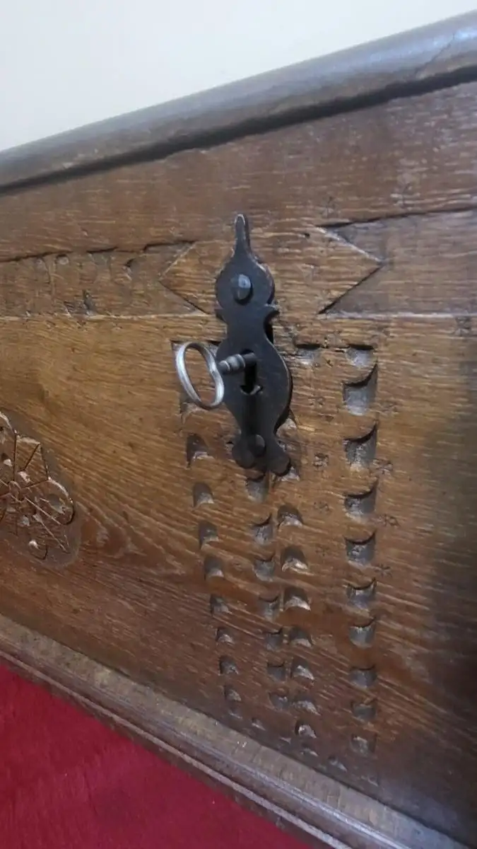 Truhe antik Anno 1729 Orginal 16
