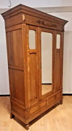 Kleiderschrank Schlafzimmerschrank  Schnitzereien Antik ca. 19 Jh.