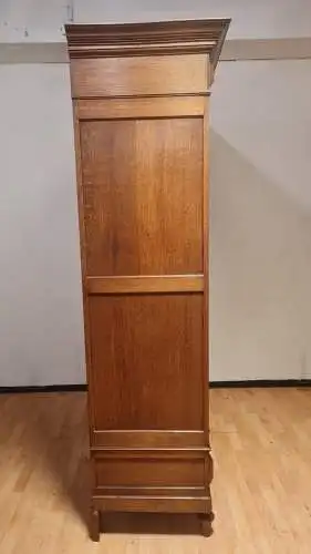 Kleiderschrank Schlafzimmerschrank  Schnitzereien Antik ca. 19 Jh.