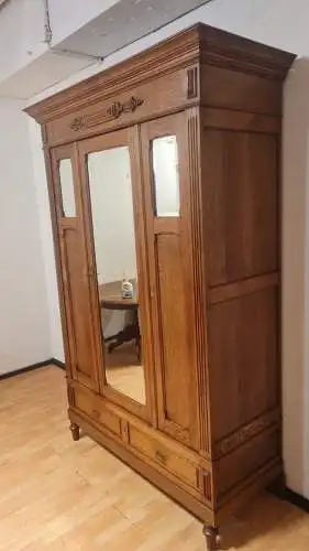 Kleiderschrank Schlafzimmerschrank  Schnitzereien Antik ca. 19 Jh.