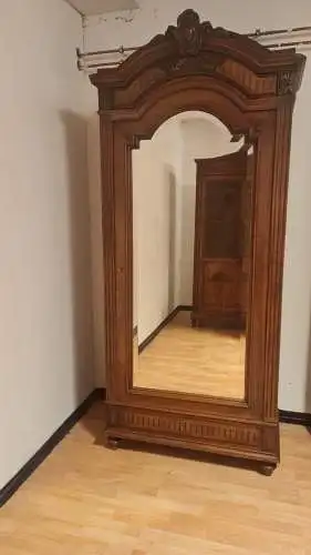 Antik Kleiderschrank Frankreich  Schlafzimmer  Schnitzereien ca. 19 Jh.