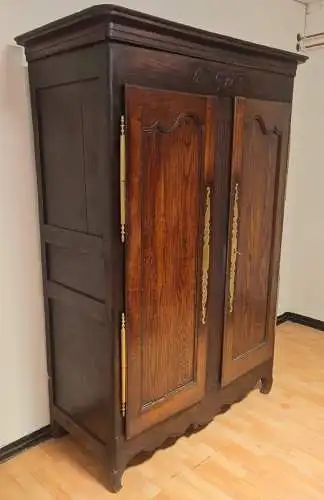 Antik Kleiderschrank Frankreich  Schlafzimmer  Schnitzereien ca. 19 Jh.