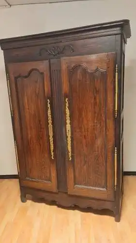 Antik Kleiderschrank Frankreich  Schlafzimmer  Schnitzereien ca. 19 Jh.