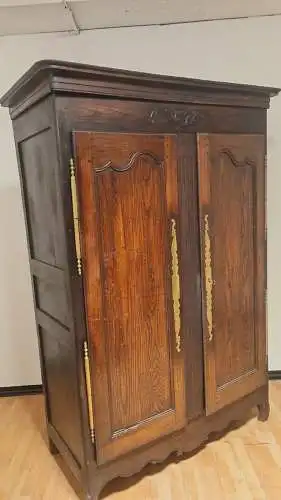 Antik Kleiderschrank Frankreich  Schlafzimmer  Schnitzereien ca. 19 Jh.