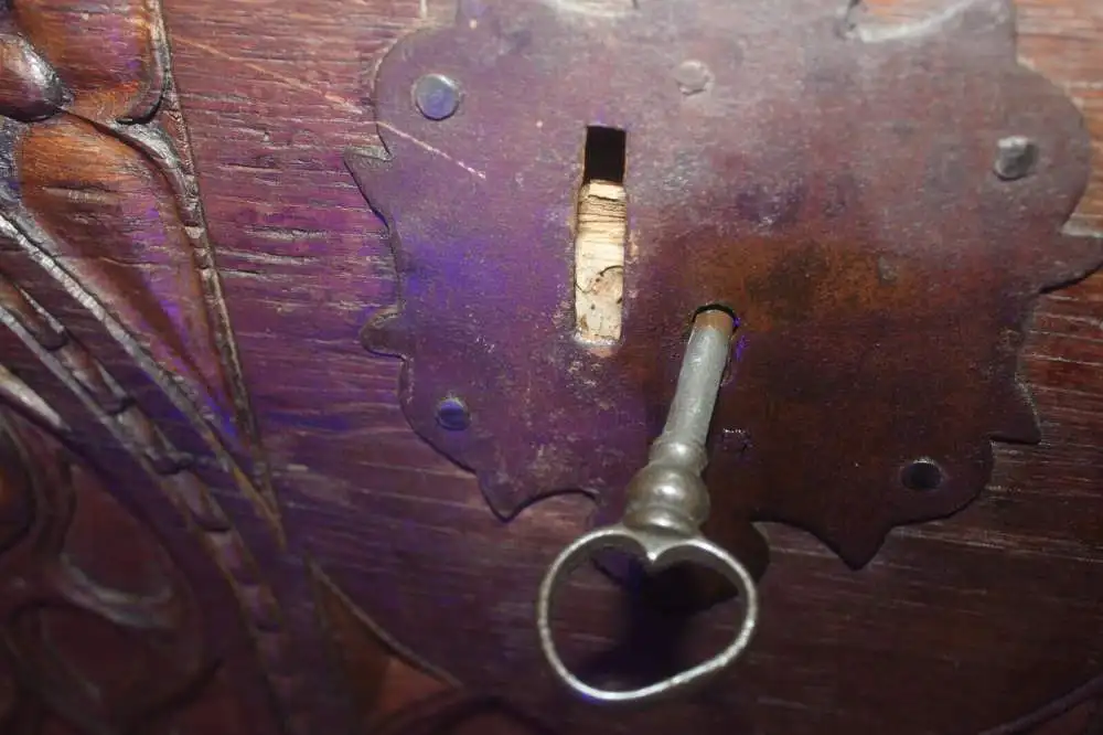 Truhe antik Unikat Sammlerstück ca 1900Jh. 8