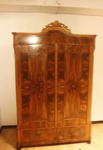 Kleiderschrank Schlafzimmerschrank  Louis Philipp Schnitzereien Antik ca. 19 Jh.