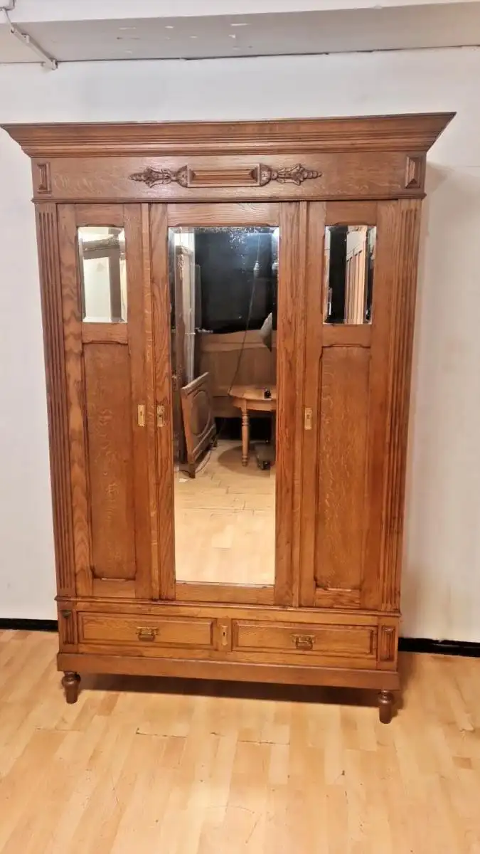 Kleiderschrank Schlafzimmerschrank  Schnitzereien Antik ca. 19 Jh. 1