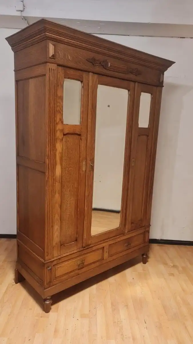 Kleiderschrank Schlafzimmerschrank  Schnitzereien Antik ca. 19 Jh. 3