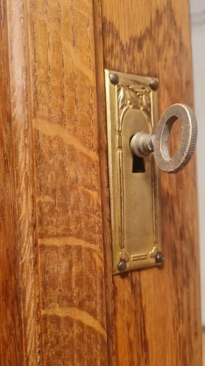 Kleiderschrank Schlafzimmerschrank  Schnitzereien Antik ca. 19 Jh. 5