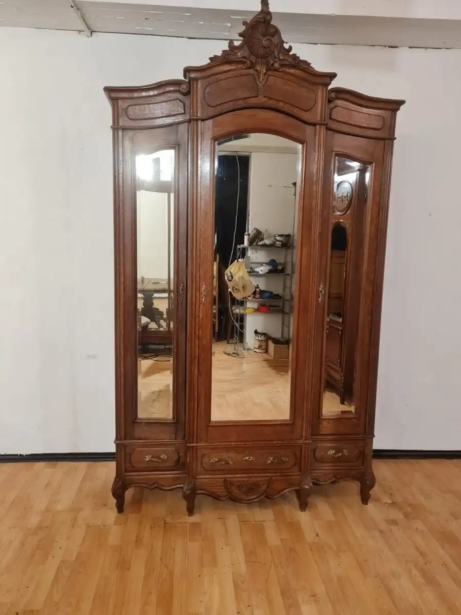 Kleiderschrank Schlafzimmerschrank  Schnitzereien Antik ca. 19 Jh. 1