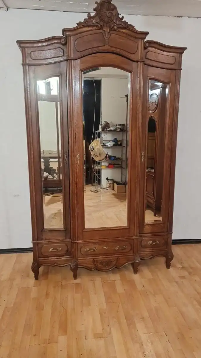 Kleiderschrank Schlafzimmerschrank  Schnitzereien Antik ca. 19 Jh. 2