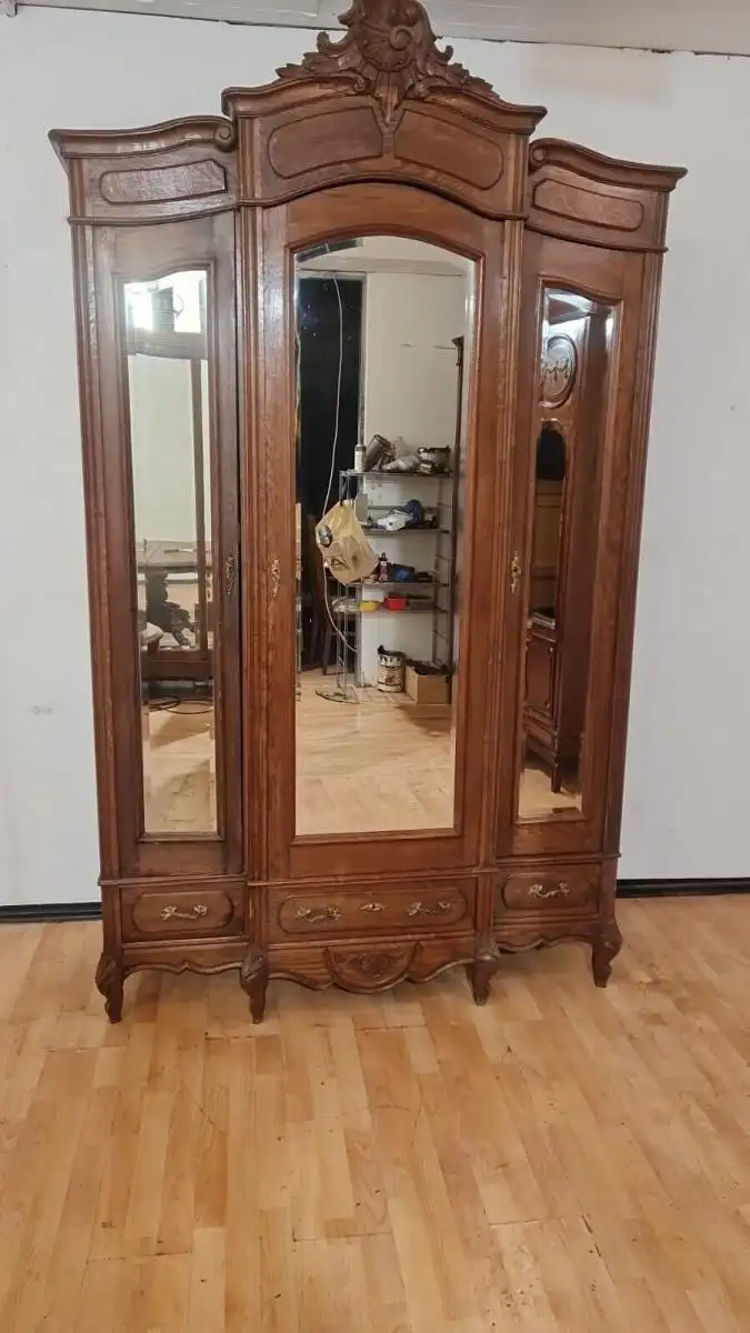 Kleiderschrank Schlafzimmerschrank  Schnitzereien Antik ca. 19 Jh. 3