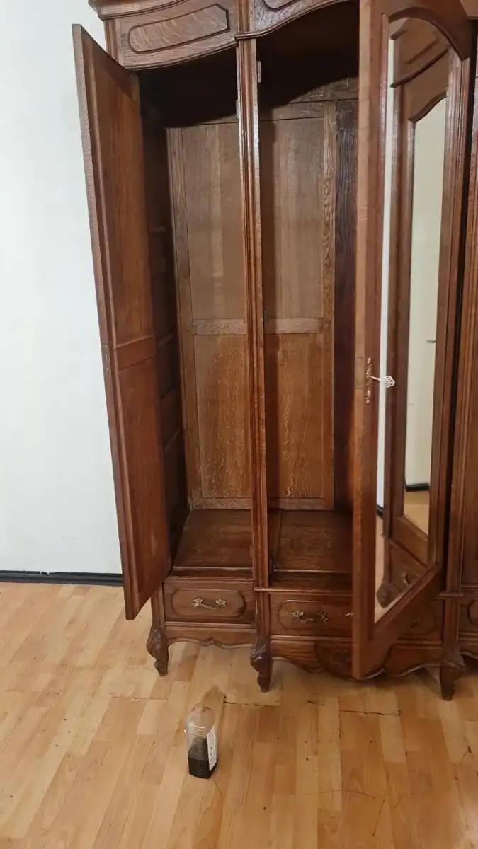 Kleiderschrank Schlafzimmerschrank  Schnitzereien Antik ca. 19 Jh. 4