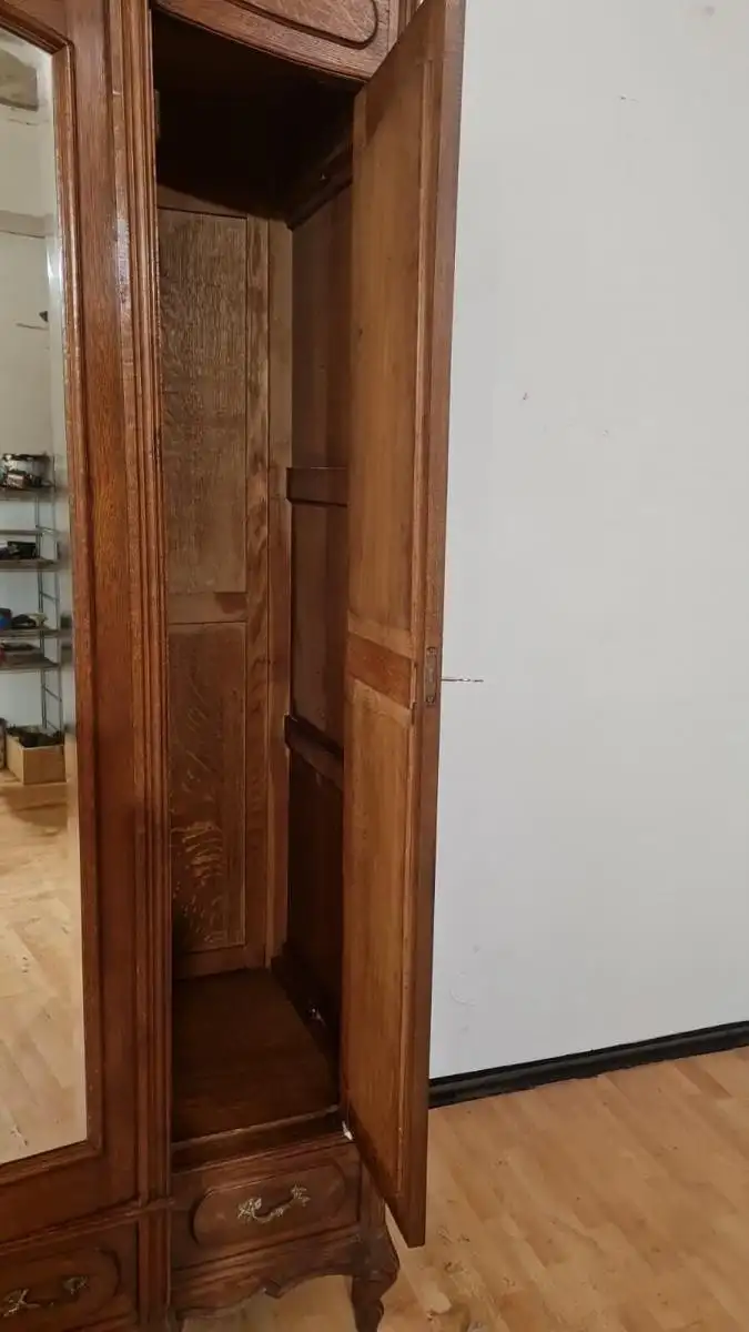 Kleiderschrank Schlafzimmerschrank  Schnitzereien Antik ca. 19 Jh. 5