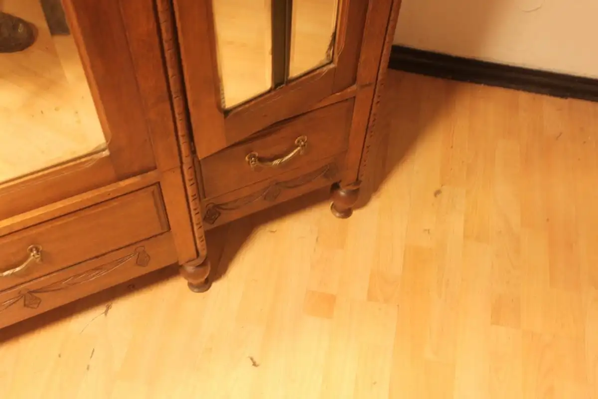 Antik Kleiderschrank Frankreich Jugendstil  Schnitzereien ca.1930Jh. 19