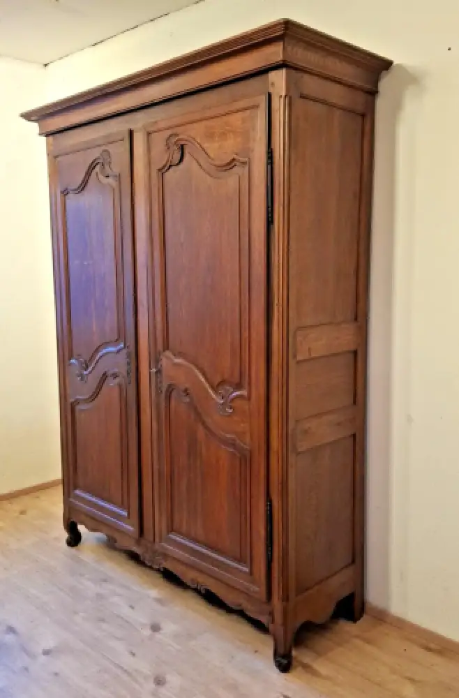 Französischer Louis XV Kleiderschrank aus Eiche, 18. Jh Antik 0