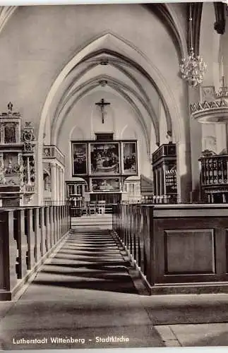 [Echtfotokarte farbig] Lutherstadt Wittenberg Stadtkirche mit Cranach-Altar – AK DDR. 
