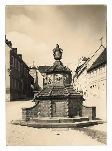 [Echtfotokarte schwarz/weiß] Kohren-Sahlis - Töpferbrunnen. 