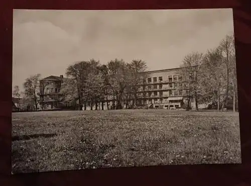 [Echtfotokarte schwarz/weiß] Stralsund - Bezirkskrankenhaus - Blick von der Parkseite. 