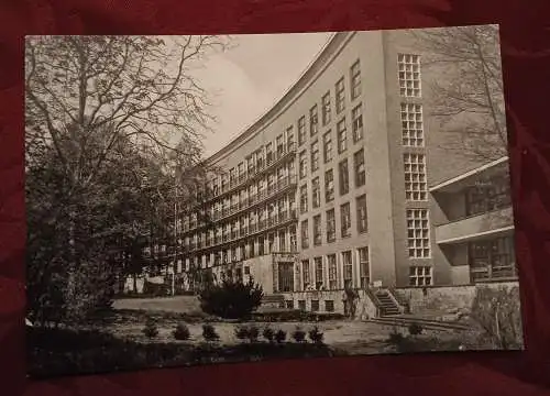 [Echtfotokarte schwarz/weiß] Stralsund - Bezirkskrankenhaus - Gartenseite. 