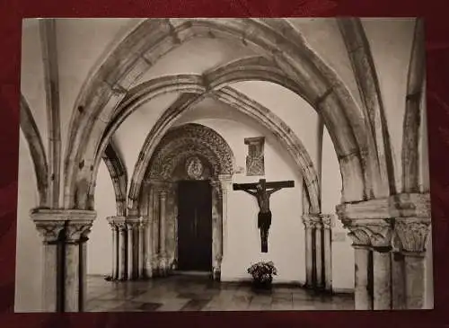 [Echtfotokarte schwarz/weiß] Regensburg St. Jakob - ehem. Abteikirche der iroschottischen Benediktiner, jetzt Kirche des Priesterseminars - Ostportal zum Kreuzgang mit gotischem Kruzifixus. 