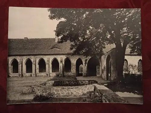 [Echtfotokarte schwarz/weiß] Kloster Chorin - Innenhof mit östlichem Kreuzgang. 