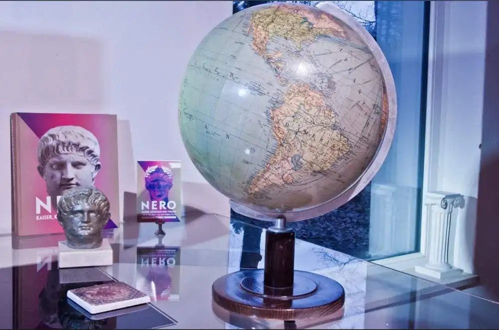 Grosser antiker Globus aus den 1930-iger Jahren 9