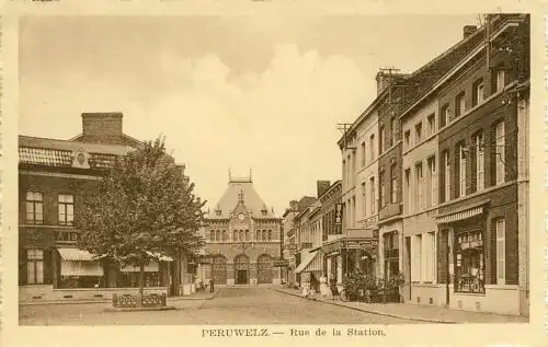 Peruwelz - Rue de la Station
 Ansichtskarte / Postkarte, Motiv aus Belgien, Verlagsnummer 689, unbenutzt, aber privat datiert 6.6.1940 "Péruwelz ist eine Gemeinde in der Provinz Hennegau im wallonischen Teil im Süden Belgiens." (Wikipedia). 