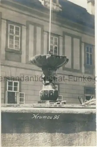 Krumau 96 - Brunnen
 Ansichtskarte / Postkarte, Motiv aus Böhmen / heute Ceský Krumlov in Tschechien, unbenutzt, Echtfoto. 