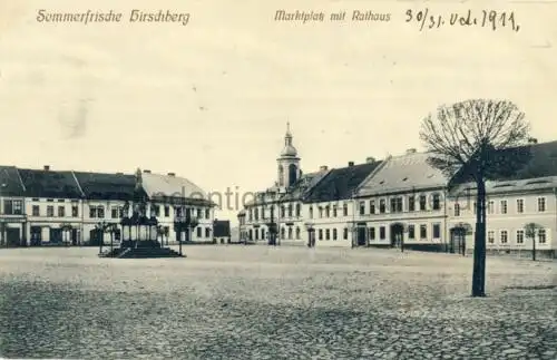 Sommerfrische Hirschberg - Marktplatz mit Rathaus
 Ansichtskarte / Postkarte, Motiv aus Schlesien, heute Doksy in Tschechien, unbenutzt, aber privat datiert und rückseitig beschrieben. 