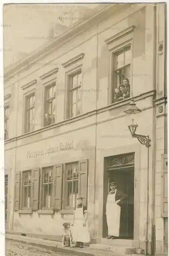 Metzgerei Johann Raithel
 Ansichtskarte / Postkarte, Motiv aus Hof, Bayern, benutzt 1912, Echtfoto, vom Metzgermeister höchstselbst beschrieben, unterschrieben und verschickt. 