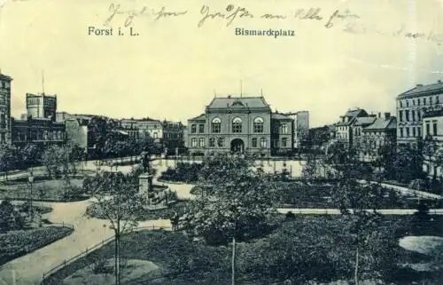 Forst (Lausitz) - Bismarckplatz
 Ansichtskarte / Postkarte, Motiv aus Brandenburg, benutzt 8.6.1908 Bahnpost Halle (Saale)-Breslau. 