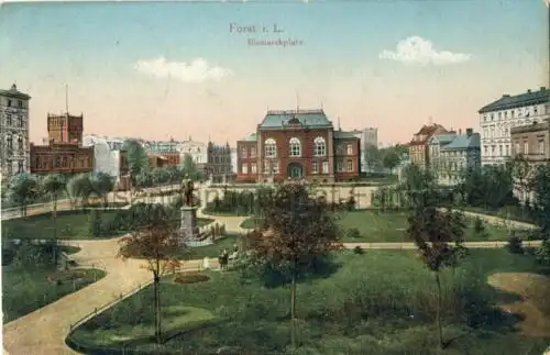 Forst (Lausitz) - Bismarckplatz
 Ansichtskarte / Postkarte, Motiv aus Brandenburg, Verlagsnummer Nr. 3 91204, benutzt, aber Marke entfernt und damit auch der Stempel, Text datiert auf den 16.2.1919. 