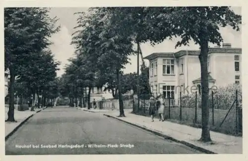 Neuhof bei Seebad Heringsdorf - Wilhelm-Pieck-Strasse
 Ansichtskarte / Postkarte, Motiv aus Mecklenburg-Vorpommern, Verlagsnummer Sch 34 A 226/55, benutzt Heringsdorf (Datum des Stempels unleserlich), Echtfoto. 