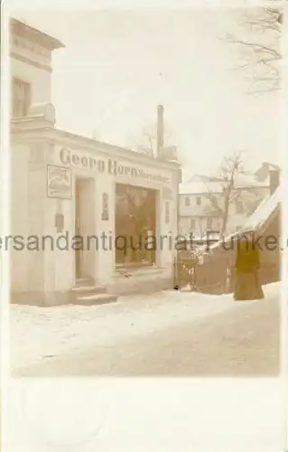 Ladengeschäft-Fassade von Georg Horn, Mechaniker
 Ansichtskarte / Postkarte, Motiv aus Sachsen, benutzt Bretnig 1910 (Datum nicht lesbar, nur noch Jahreszahl 10 und 2N, also 2 Uhr...