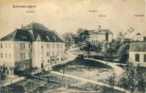 Kleinstruppen - Schloß Schule Turnhalle
 Ansichtskarte / Postkarte, Motiv aus Ortsteil von Struppen - Landkreis Sächsische Schweiz-Osterzgebirge / Sachsen, benutzt 15.8.1921 Bahnpost Dresden-Bodenbach Zug ??? (Zugnummer nicht erkennbar). 