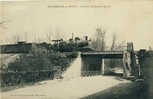Mourmelon-le-Petit - Le Pont du Chermin de Fer
 Ansichtskarte / Postkarte, Motiv aus Champagne / Frankreich, unbenutzt, aber Rückseite mit Brief-Stempel Bay. Eisenb. Betr. Kp. Nr. 1. 