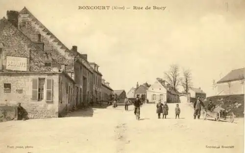 Boncourt (Aisne) - Rue de Bucy
 Ansichtskarte / Postkarte, Motiv aus Picardy / Frankreich, benutzt 23.12.1914 (Feldpost) Feldpostamt des XII. Armeekorps 1. K. S. 