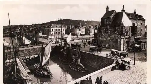Honfleur - La Lieutenance et le Port
 Ansichtskarte / Postkarte, Motiv aus Frankreich, Verlagsnummer Nr. 240, unbenutzt  "Honfleur ist eine Gemeinde und Hafenstadt mit...
