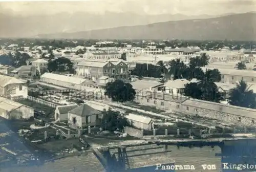 Panorama von Kingston
 Ansichtskarte / Postkarte, Motiv aus Kingston Town / Jamaica / Karibik / Mittelamerika, unbenutzt, Foto in Postkartengröße, aber rückseitig gänzlich ohne Aufdrucke.. 