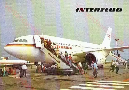 Interflug Postkarte Airbus A 310 mit Gangway
 Ansichtskarte / Postkarte - Verlagsnummer: Z 01 15 1041 K Karte des Airbus A 310 / 208. 