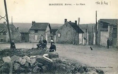 Magneux (Marne) - La Place
 Ansichtskarte / Postkarte, Motiv aus Frankreich, unbenutzt, aber privat datiert 14.6.1940 "Magneux est une commune française, située dans le département de la Marne et la région Champagne-Ardenne." (Wikipedia). 