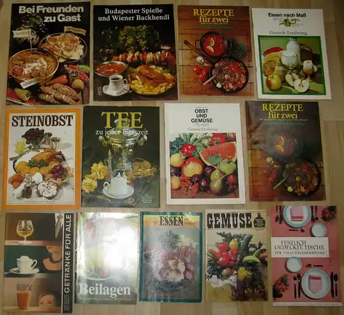 Konvolut von 24 Zeitschriften der DDR über Essen, Backen und Kochen. 