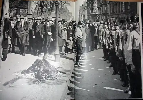 Johannes R.Becher: Überflüssige Menschen
 Fotografien und Gedichte aus der Zeit der großen Krise. 