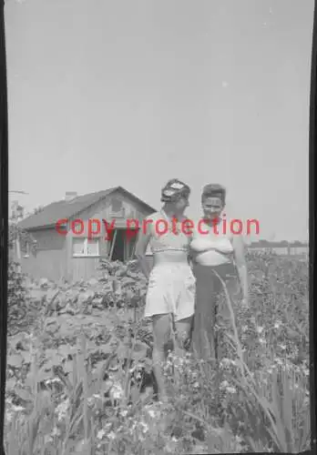 Altes original Negativ (ca. 1940er Jahre): Zwei Frauen im BH auf dem Feld