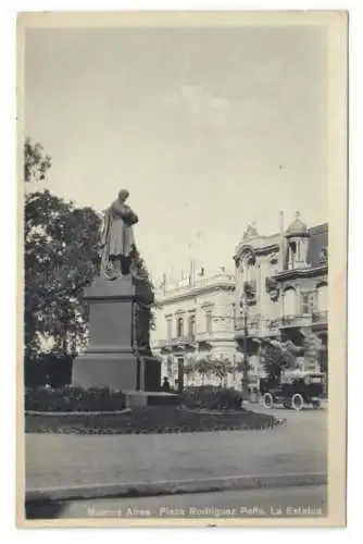 [Echtfotokarte schwarz/weiß] Buenos Aires. Plaza Rodríguez Peña. La Estatua. 